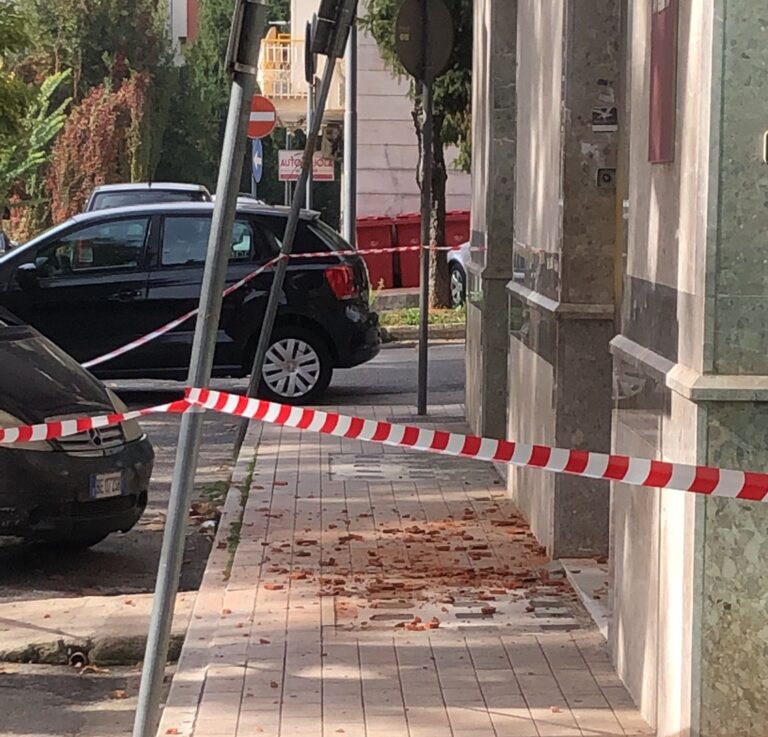 Avellino, cadono calcinacci davanti la CGIL. Nessun ferito