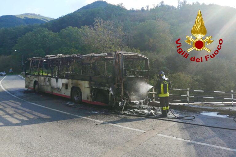 FOTO  E VIDEO / Monteforte, prende fuoco autobus dell’Air: due squadre di pompieri per spegnere l’incendio