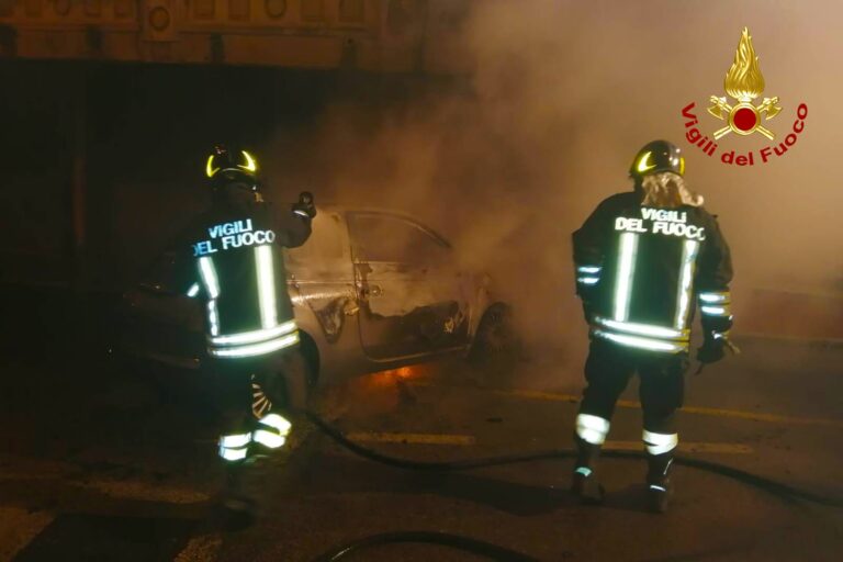 Solofra, auto in fiamme