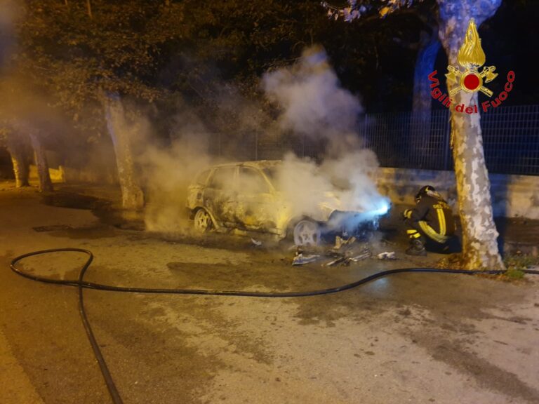 Quadrelle, a fuoco auto in sosta nella notte. Intervento dei Vigili del Fuoco