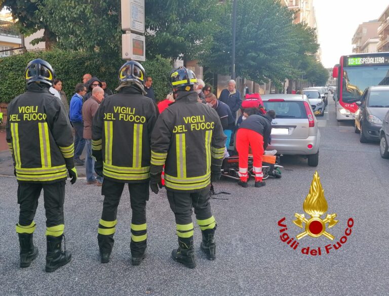 Impatto tra auto e scooter in centro città, giovane in ospedale