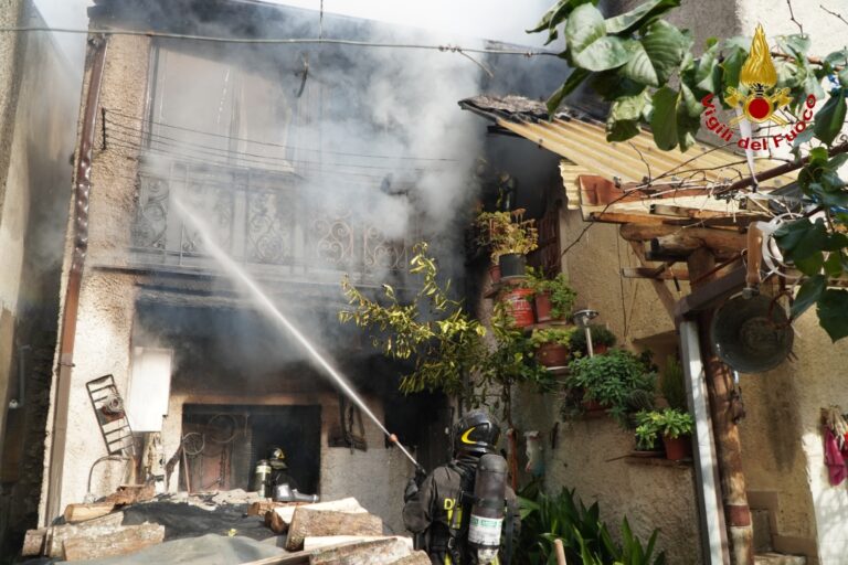 VIDEO/Forino, in fiamme un’intera abitazione. Salvi i due anziani coniugi all’interno
