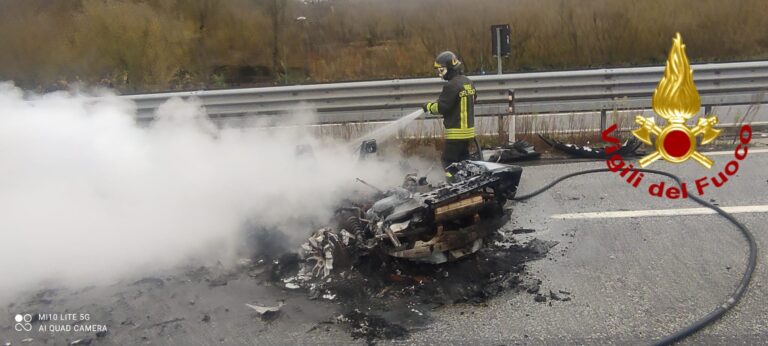Incidente sulla Napoli-Canosa: auto in fiamme. Salvi i due uomini a bordo