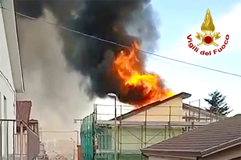 Paura a Vallata, a fuoco tetto in legno di abitazione