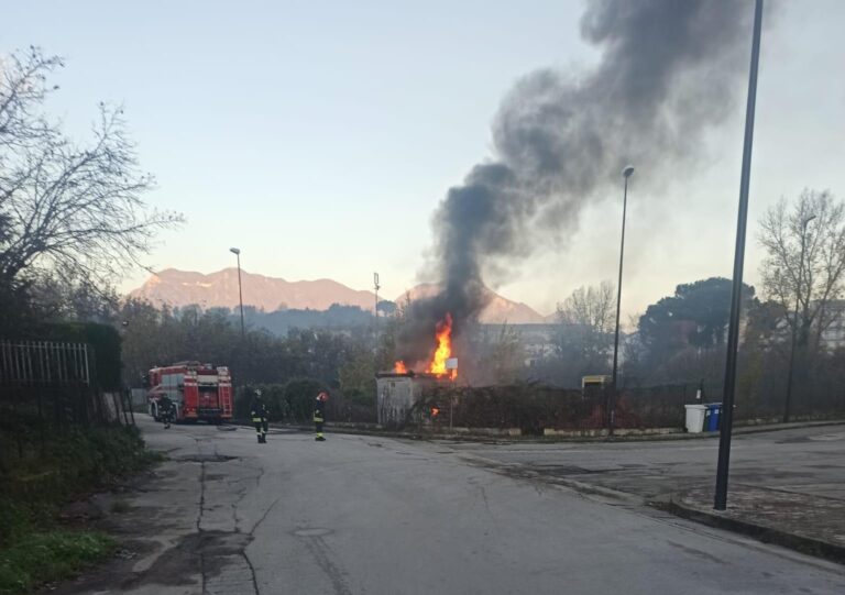 Atripalda, in fiamme una cabina Enel: scuola “Pascoli” senza elettricità. Il sindaco dispone la chiusura