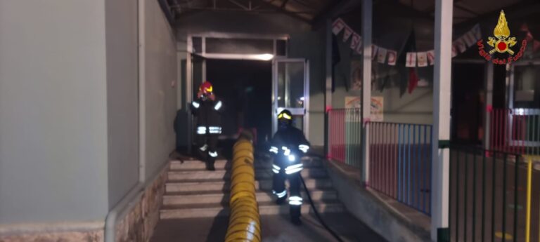 Sperone, fiamme in una scuola primaria. L’intervento dei Vigili del fuoco