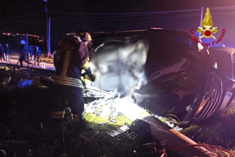 Violento incidente a Frigento: in due rimangono incastrati nelle lamiere