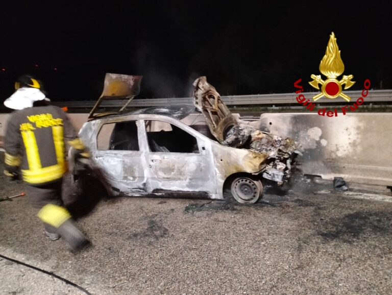 Sbanda e prende fuoco, paura sull’A16