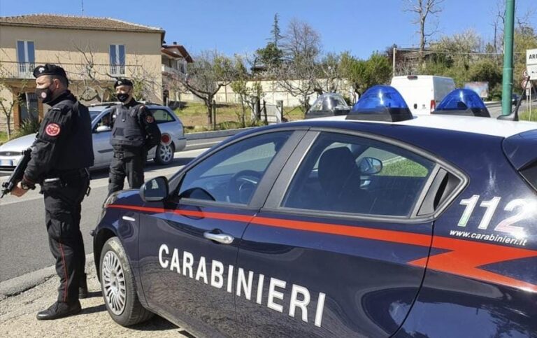 VIDEO/Atripalda, non si ferma all’alt dei Carabinieri e si schianta contro un’auto: arrestato 28enne in possesso di marijuana