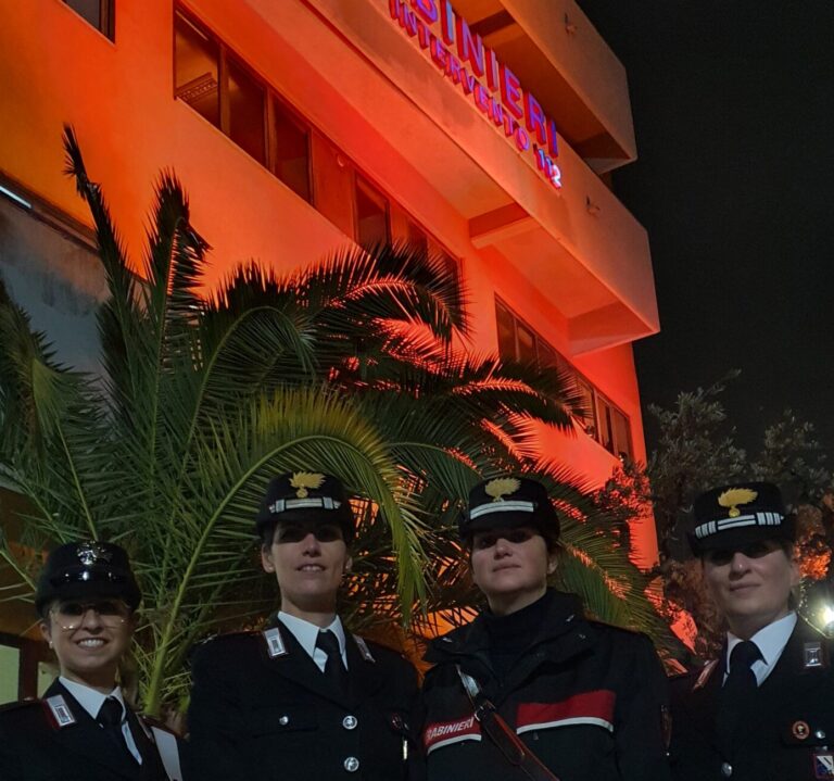 Carabinieri vicini alla donne, la caserma si colora di arancione: “Denunciare sempre”
