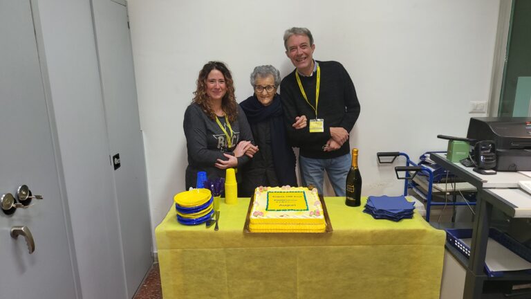 Angela, arzilla cliente, festeggiata per i suoi 100 anni anche dalle Poste