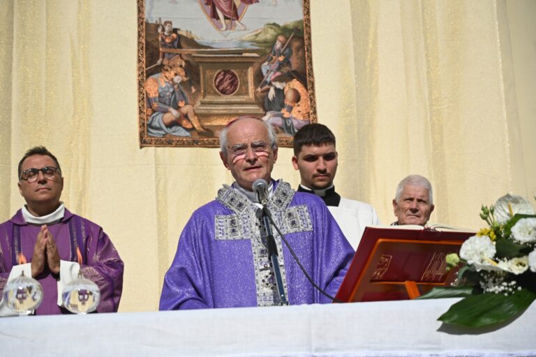 FOTO E VIDEO / 2 novembre, giornata di riflessione e preghiera: il monito del Vescovo