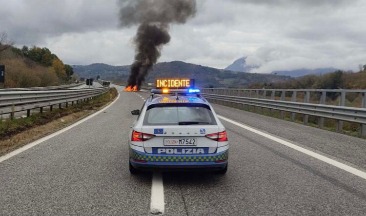 Lamborghini prende fuoco sull’A16, le immagini fanno il giro del web: la polstrada indaga