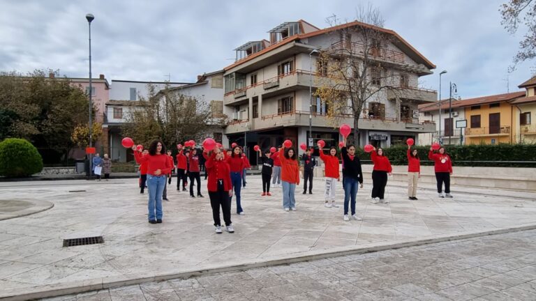 FOTO / Venticano, in piazza per dire no alla violenza sulle donne giovani studenti
