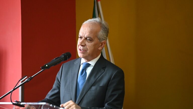 La Digos indaga sulla scritta contro il Ministro Piantedosi