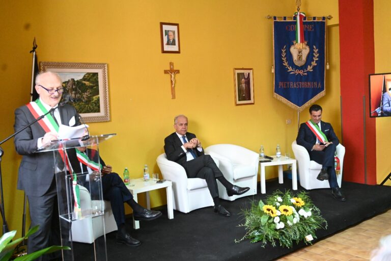 VIDEO-FOTO/ Pietrastornina abbraccia il Ministro Piantedosi. Festa: “Presto la cittadinanza onoraria di Avellino”