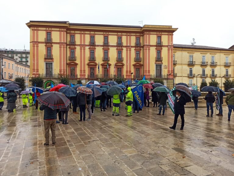 Rifiuti, la protesta dei lavoratori in piazza con la “tenda della resistenza”