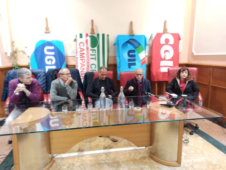 VIDEO / Rifiuti, troppa confusione all’orizzonte: sindacati e lavoratori in piazza