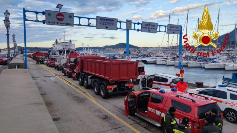 FOTO / Frana Ischia, si continua a scavare nel fango: da Avellino una squadra specializzata dei vigili del Fuoco