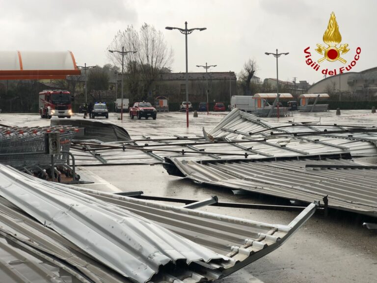 FOTO / Il maltempo non concede tregua, oltre 100 interventi: paura a Lioni