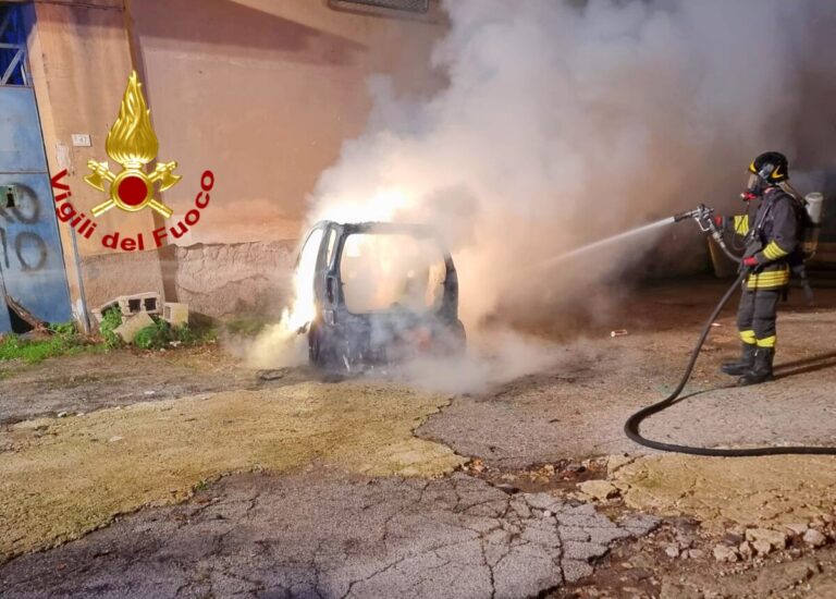 Solofra, auto in fiamme: i caschi rossi evitano il peggio