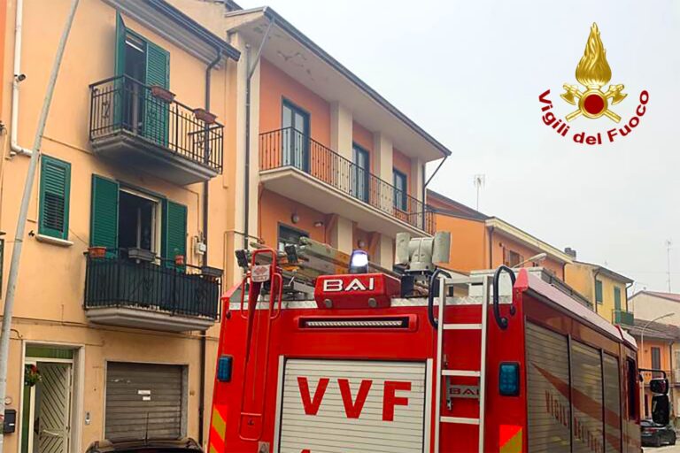Lioni, abitazione in fiamme: famiglia rimane bloccata al terzo piano