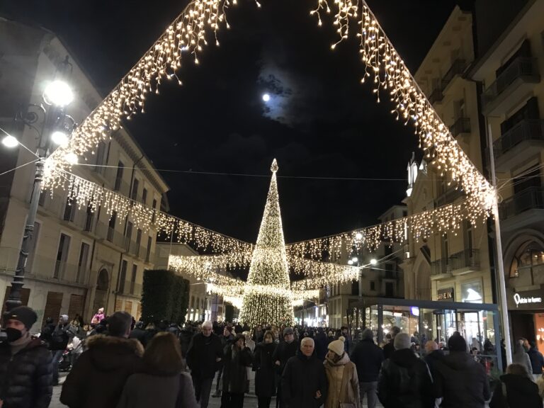 Festività natalizie in città, ad Avellino vietata la vendita d’asporto di bevande alcoliche e in vetro