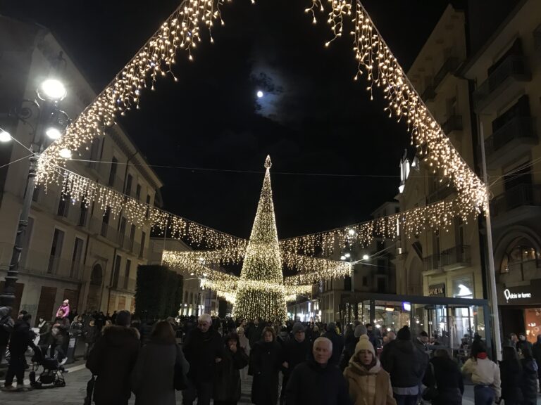 VIDEO / Acceso il Natale ad Avellino, Festa: “Ritrovo la mia comunità”