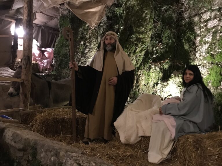 FOTO/Presepe vivente a Mercogliano, buona la prima. Nel borgo di Capocastello in scena l’attualità