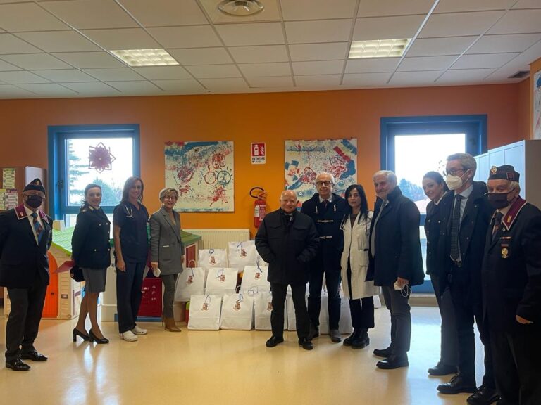 FOTO/ Al Moscati i pacchi-dono della Polizia di Stato per i bambini ricoverati