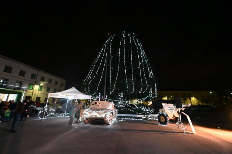 VIDEO/ Alla Caserma “Berardi” è il Capo di Stato Maggiore dell’Esercito ad accendere l’albero di Natale