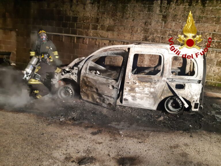 Solofra, auto distrutta da un incendio: indagano i carabinieri