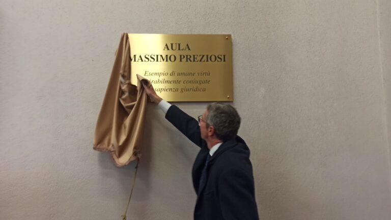 FOTO  E VIDEO / “Esempio di umane virtù mirabilmente coniugate a sapienza giuridica”. Tribunale, un’aula nel nome di Preziosi