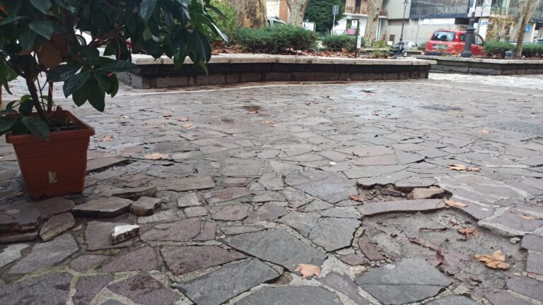 FOTO / Buche di grosse dimensioni sui marciapiedi di Viale Italia, anziani in ospedale