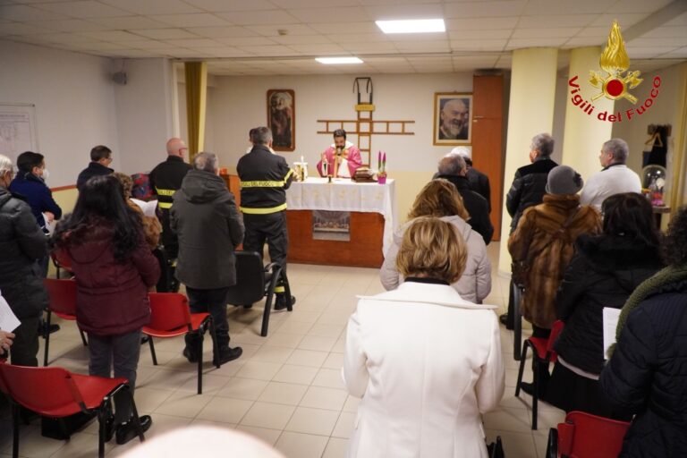 VIDEO/ Vigili del Fuoco, presentato il calendario 2023 del corpo