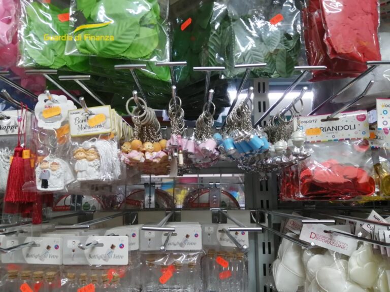 FOTO/ Avellino, sequestrati oltre 40.000 giocattoli e gadget natalizi non conformi