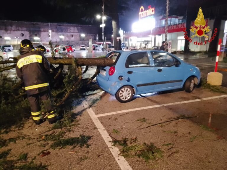 Raffiche di vento, tragedia sfiorata nel parcheggio del Famila