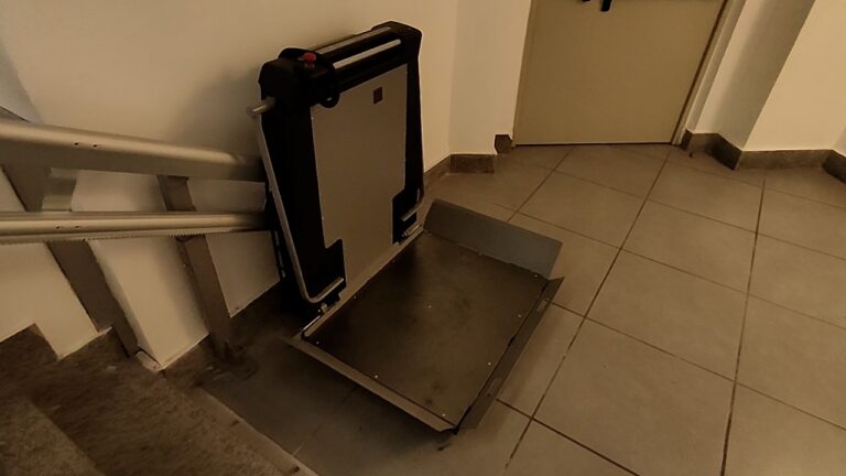 FOTO / Inciviltà, vandali nell’autostazione: presa di mira anche la pedana per i disabili