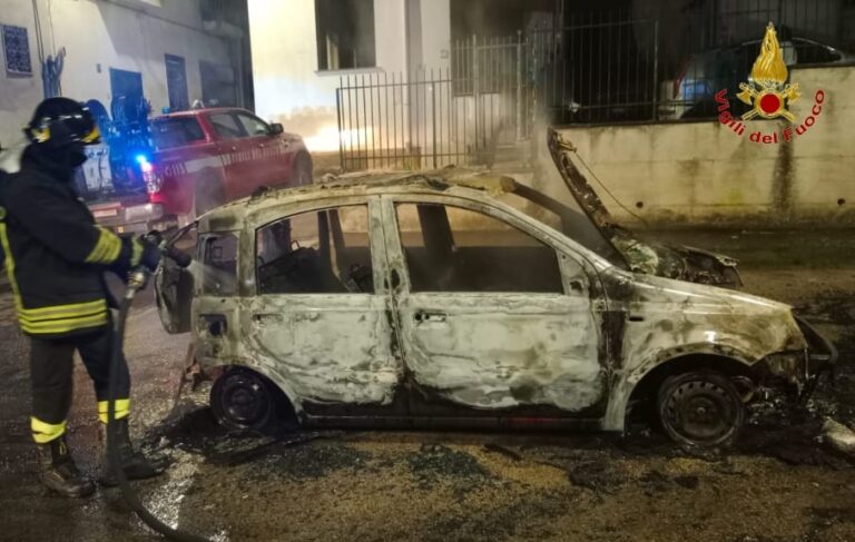Incendio nella notte a Domicella: in fiamme più di un auto