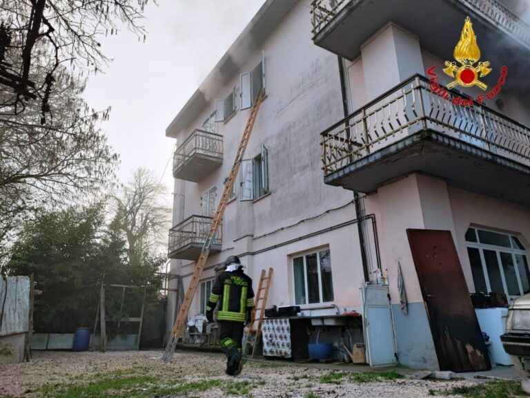 Garage in fiamme a Lioni, famiglia salvata dai caschi rossi