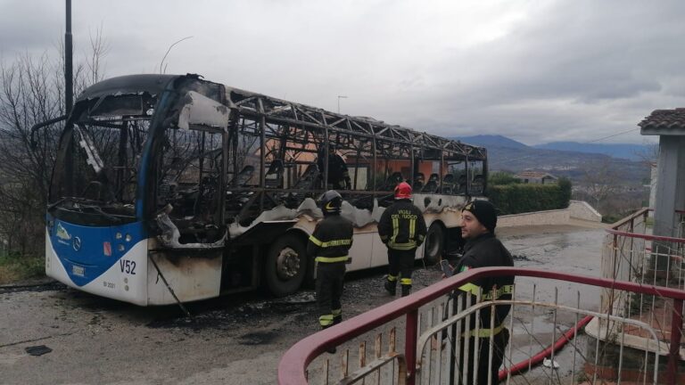 FOTO/ Pullman distrutto dalle fiamme, momenti di paura a Santa Paolina