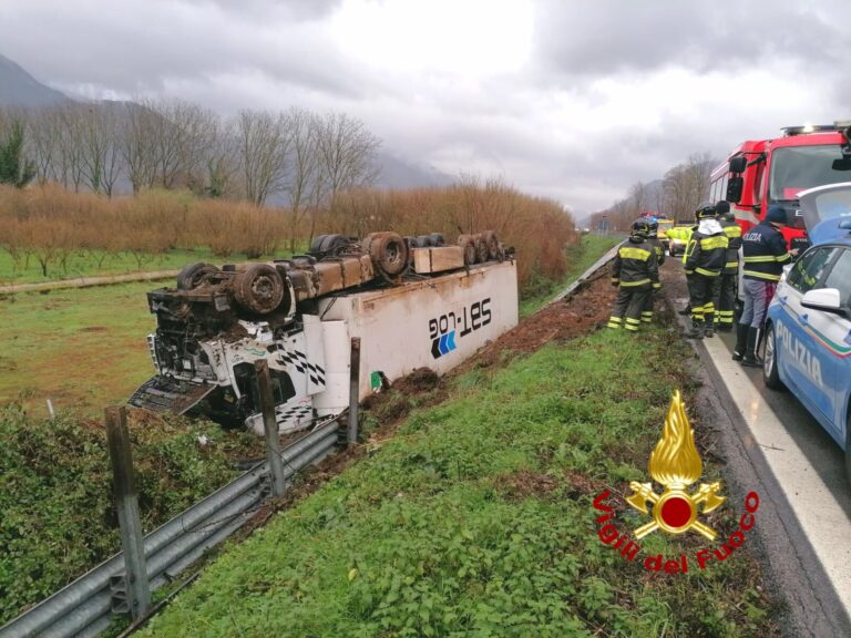 Raccordo Avellino-Salerno, autotreno si ribalta e finisce nella scarpata