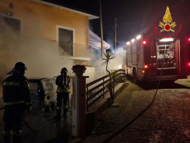 Veicoli in fiamme: notte di super lavoro per i Vigili del Fuoco