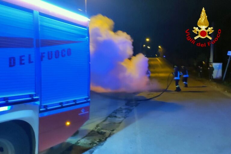 Vigili del Fuoco: doppio intervento per auto in fiamme nella notte