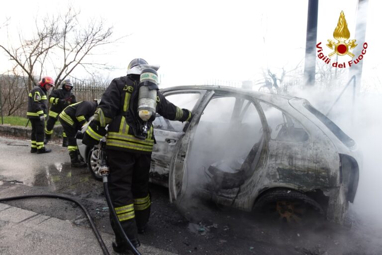 Auto in fiamme ad Aiello del Sabato: i caschi rossi evitano il peggio