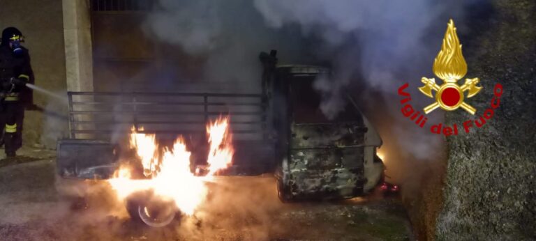 Ape car a fuoco a Serino, indagini in corso