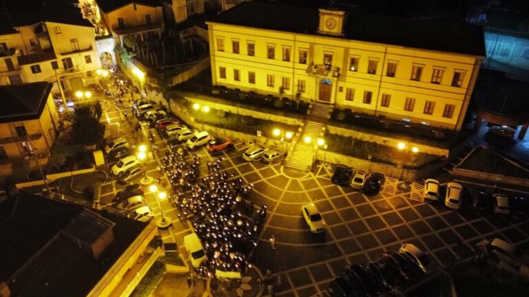 FOTO / “Lotta e non mollare mai”. Fiaccole, silenzio e preghiere per Roberto