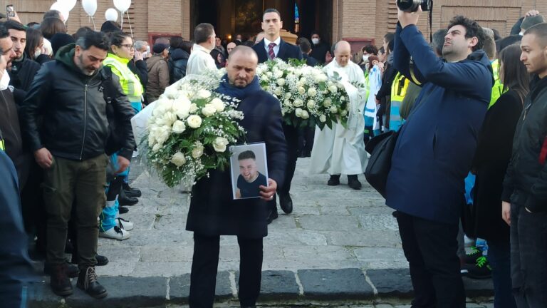 FOTO E VIDEO / Mercogliano: l’addio a Roberto in un silenzio irreale. Il sindaco invoca giustizia esemplare