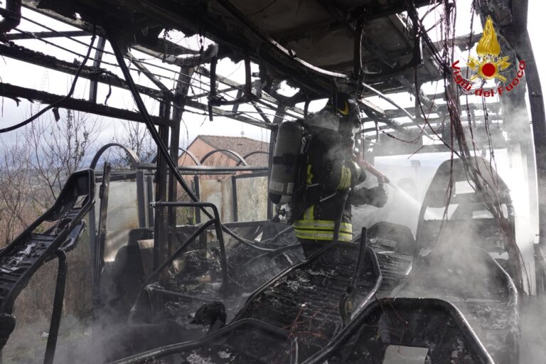 Bus in fiamme, Air: “Autista salva tre passeggeri, presto nuovo affidamento della manutenzione”