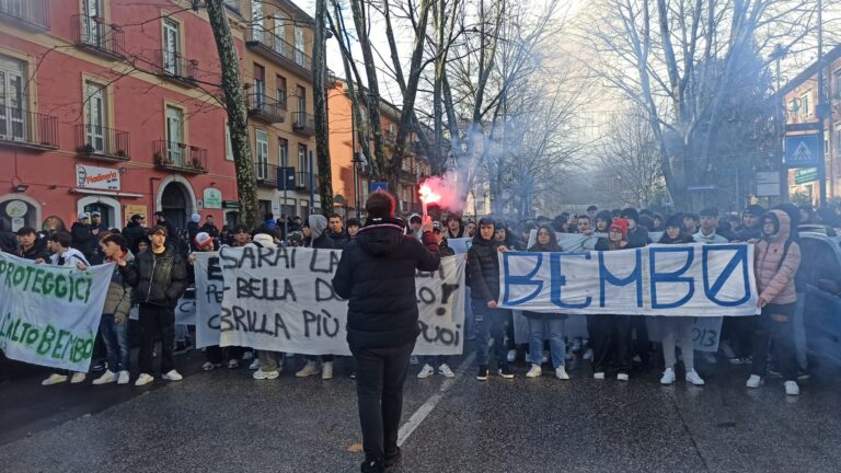 FOTO E VIDEO  / “Non si può morire così a 20 anni, abbiamo paura anche ad uscire di casa”. Gli studenti piangono Roberto Bembo